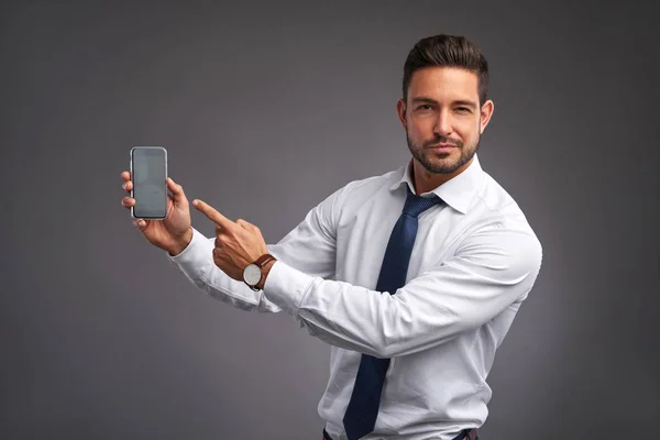 Genç adam telefonunu gösterilen — Stok fotoğraf